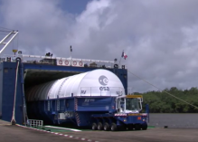 Kourou : au port spatial de Pariacabo, une caisse de cocaïne sur un navire cargo convoyant habituellement les fusées Ariane, Soyouz et Vega, une affaire qui sent la poudre…