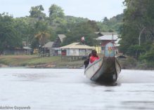 Un piroguier surinamais qui a vu sa cargaison saisie jeudi par les douanes françaises patrouillant avec l’armée, dénonce un nouvel incident à partir du fleuve frontière