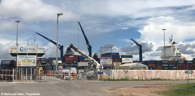 Des centaines de conteneurs dans la nature et bloqués au port