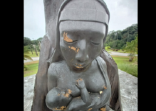 La statue d’une mère et de son enfant dégradée à Matoury