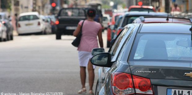 Une voiture coûte 2 000 € de plus par an en Guyane