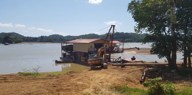 Une barge surinamaise contrôlée sur Apatou a montré une autorisation d’exploiter… bien loin de là, au Suriname