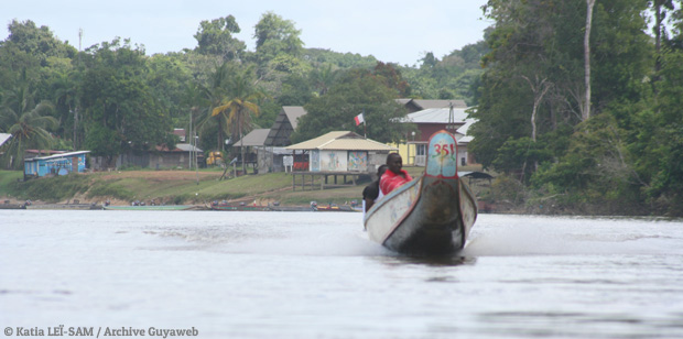 Un piroguier surinamais qui a vu sa cargaison saisie jeudi par les douanes françaises patrouillant avec l’armée, dénonce un nouvel incident à partir du fleuve frontière