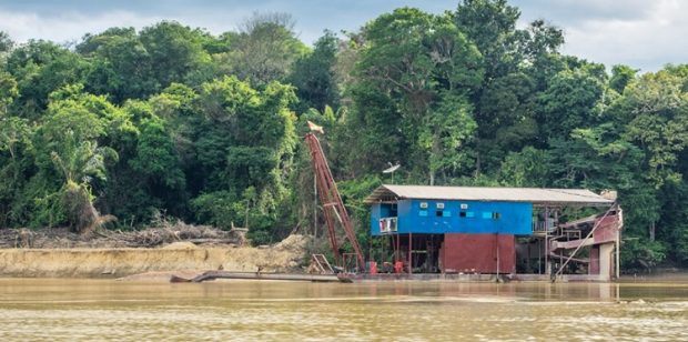 Passe d’armes entre la France et le Suriname sur la question des barges polluantes chercheuses d’or sur le fleuve frontière
