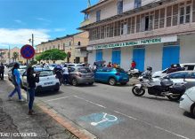 Fusillade dans Cayenne entre policiers et suspects : un jeune Guyanais décédé, un mineur de 15 ans blessé par arme à feu toujours hospitalisé, la 208 avec ses jeunes individus armés était bien «pistée»