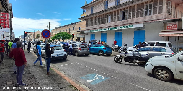 Fusillade dans Cayenne entre policiers et suspects : un jeune Guyanais décédé, un mineur de 15 ans blessé par arme à feu toujours hospitalisé, la 208 avec ses jeunes individus armés était bien «pistée»