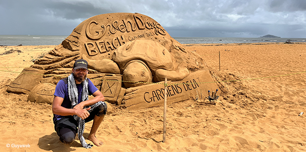 Green Days : une sculpture géante sur sable à la plage Caristan à Montjoly