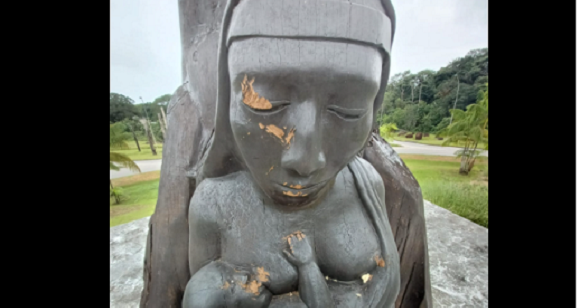 La statue d’une mère et de son enfant dégradée à Matoury