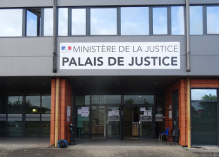 Peine légère pour Jérémy Harrous condamné à «1000 euros d’amende avec sursis» avec «dispense d’inscription au casier» pour «menaces de mort» à l’encontre du journaliste Guillaume Perrot sur fond d’absence de Guyane la 1ère au procès