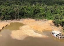 Les tas de boue de l’or : les barges autorisées du Suriname polluent le fleuve frontière de la Guyane