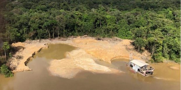Et pendant ce temps, le Suriname continue à autoriser, au cours de la crise sanitaire, l’activité des barges chercheuses d’or qui polluent le fleuve frontière