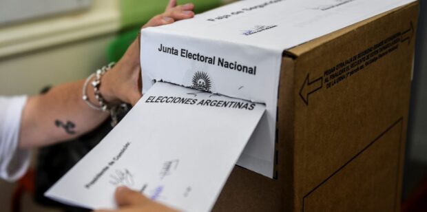 Présidentielle en Argentine : le populiste Javier Milei et le ministre de centre-gauche Sergio Massa qualifiés pour le second tour