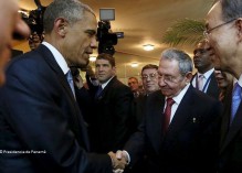 Une poignée de main historique entre Obama et Castro