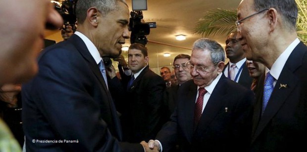 Une poignée de main historique entre Obama et Castro