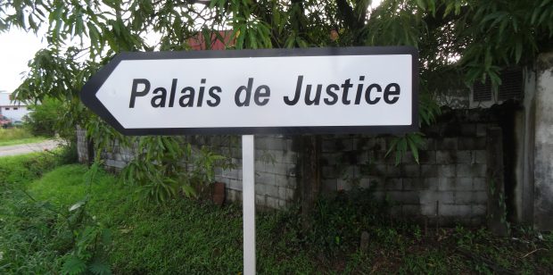 «Relaxe au bénéfice du doute» pour le jeune policier du commissariat de Cayenne accusé d’avoir abusé d’une mule en garde à vue