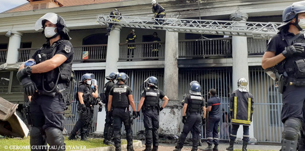 Trois manifestants condamnés pour l’incendie ayant dégradé la façade de la préfecture, un syndicaliste de l’UTG condamné pour complicité, les quatre ont été conduits à la case prison