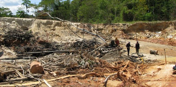 Trois Brésiliens jugés coupables de «complicité d’exploitation minière illégale en bande organisée portant atteinte à l’environnement» passeront les fêtes de fin d’année en liberté…